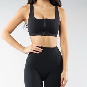 Dive Zip Sports Bra in Onyx Black XS